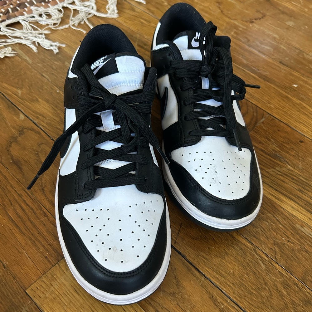 Nike dunks black and white